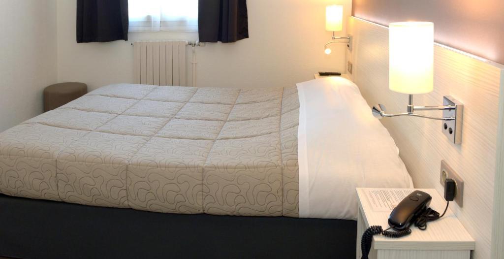 Contact Hotel Du Cerf Château-Gontier Zimmer foto